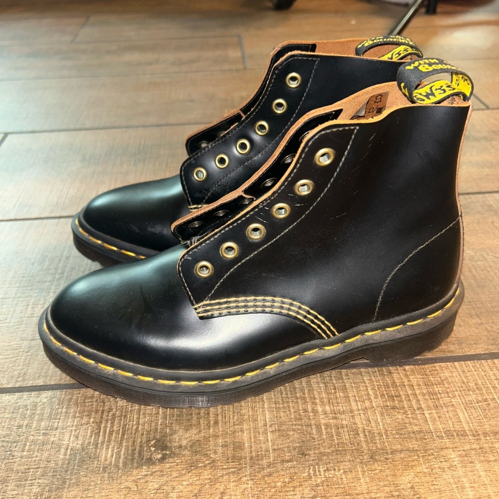 Doc Marten Boots sz 6 LNWOT